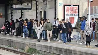 Malestar y críticas de los usuarios de Cercanías en el Vallès tras el robo en la catenaria: "No nos informan"