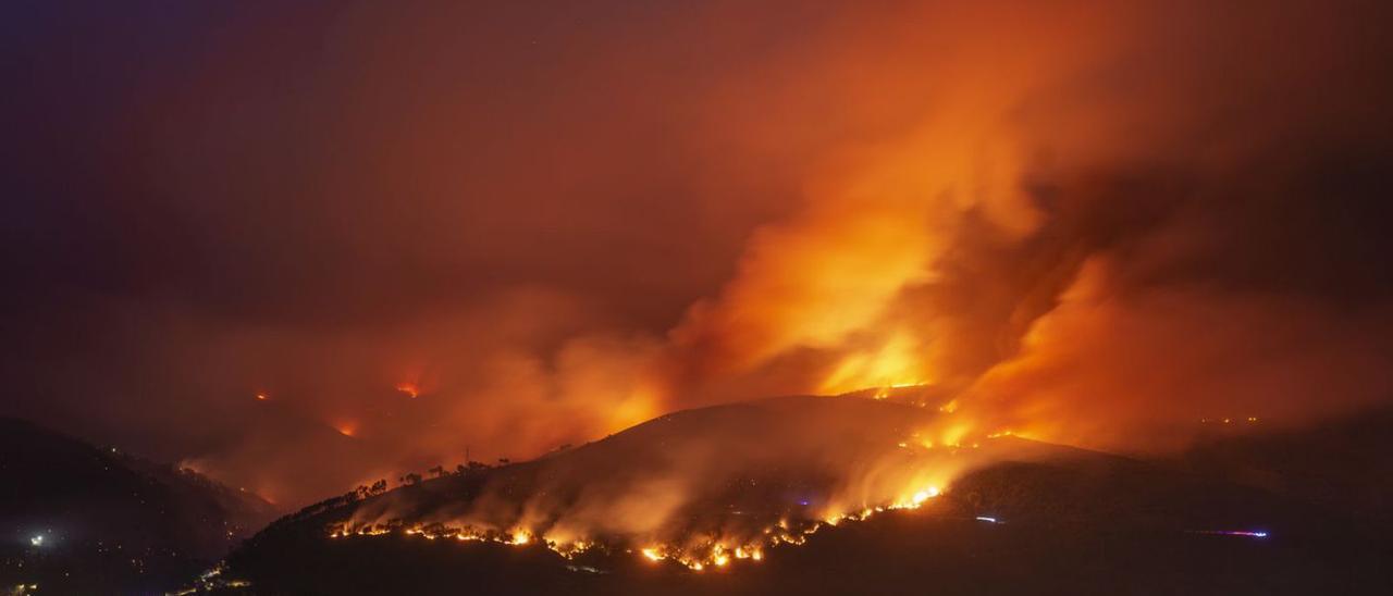 Incendio en O Barco de Valdeorras el pasado mes de julio. |   // BRAIS LORENZO