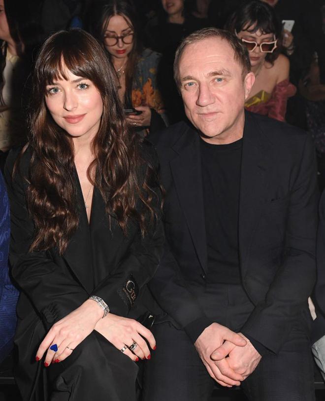 Dakota Johnson y François-Henri Pinault el desfile de Gucci