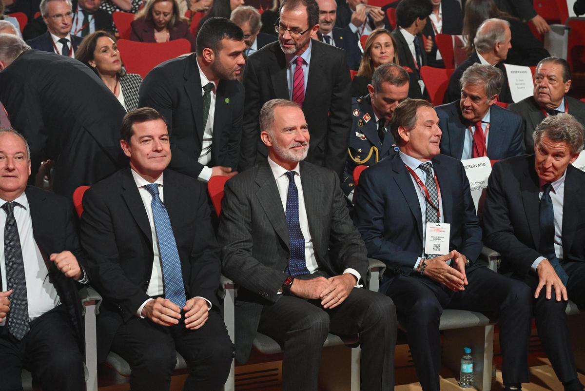 El Rey Felipe VI junto al presidente del Instituto de la Empresa Familiar, Ignacio Rivera; el ministro de Industria y Turismo, Jordi Hereu; el presidente de la Junta de Castilla y León, Alfonso Fernández Mañueco, y el presidente del Partido Popular, Alberto Núñez Feijóo.