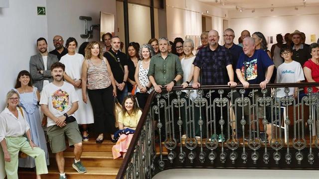 Foto de autoridades, amigos y familiares durante la inauguración de la exposición sobre Ígor Medio y Carlos Redondo.