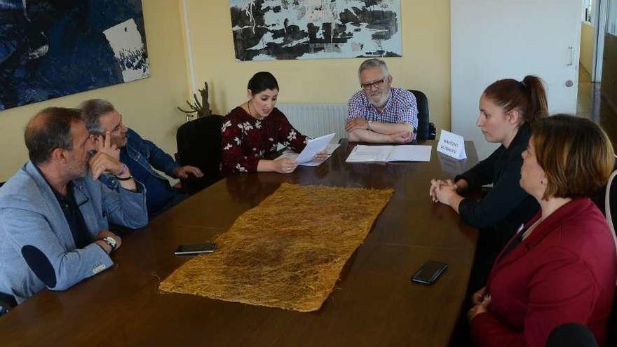 Alcaldes de Cangas, Moaña y Vilaboa y el edil de Bueu, ayer, a la espera del representante de Fomento. // G.N.