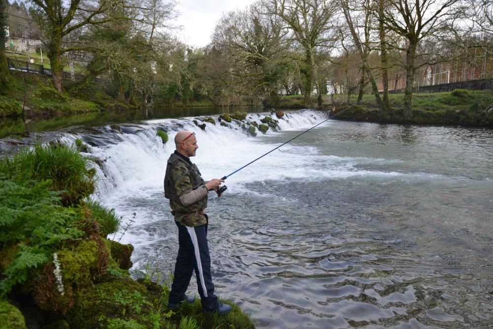 Escasas capturas en el arranque de la temporada de pesca en Pontevedra