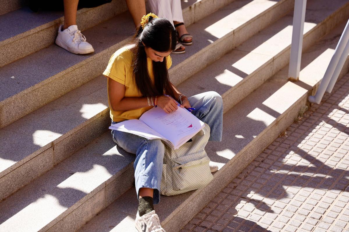 Una alumna espera para entrar a un examen de la PAU 2026 en Córdoba.