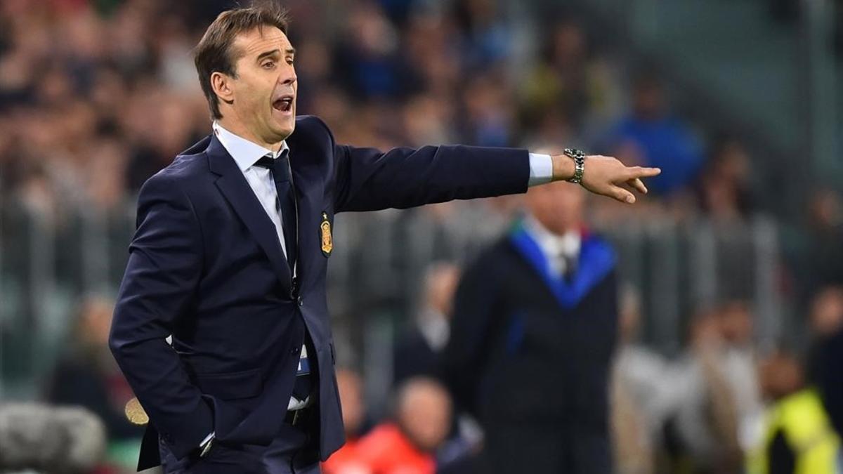 Lopetegui dando instrucciones a sus jugadores durante el duelo con Italia.