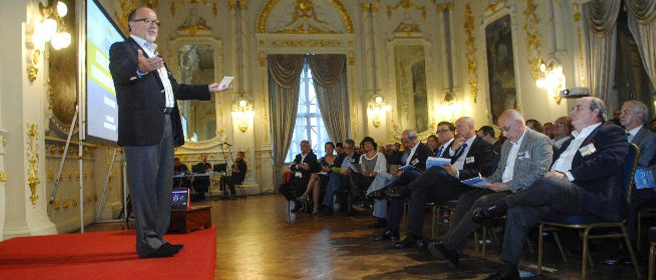 Ángel Ferrera ayer durante la presentación del sexto informe del Centro Atlántico de Pensamiento Estratégico (Catpe) en el Gabinete Literario.