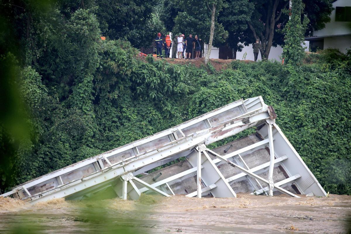 Un puente se desploma en Vietnam y deja al menos 13 desaparecidos