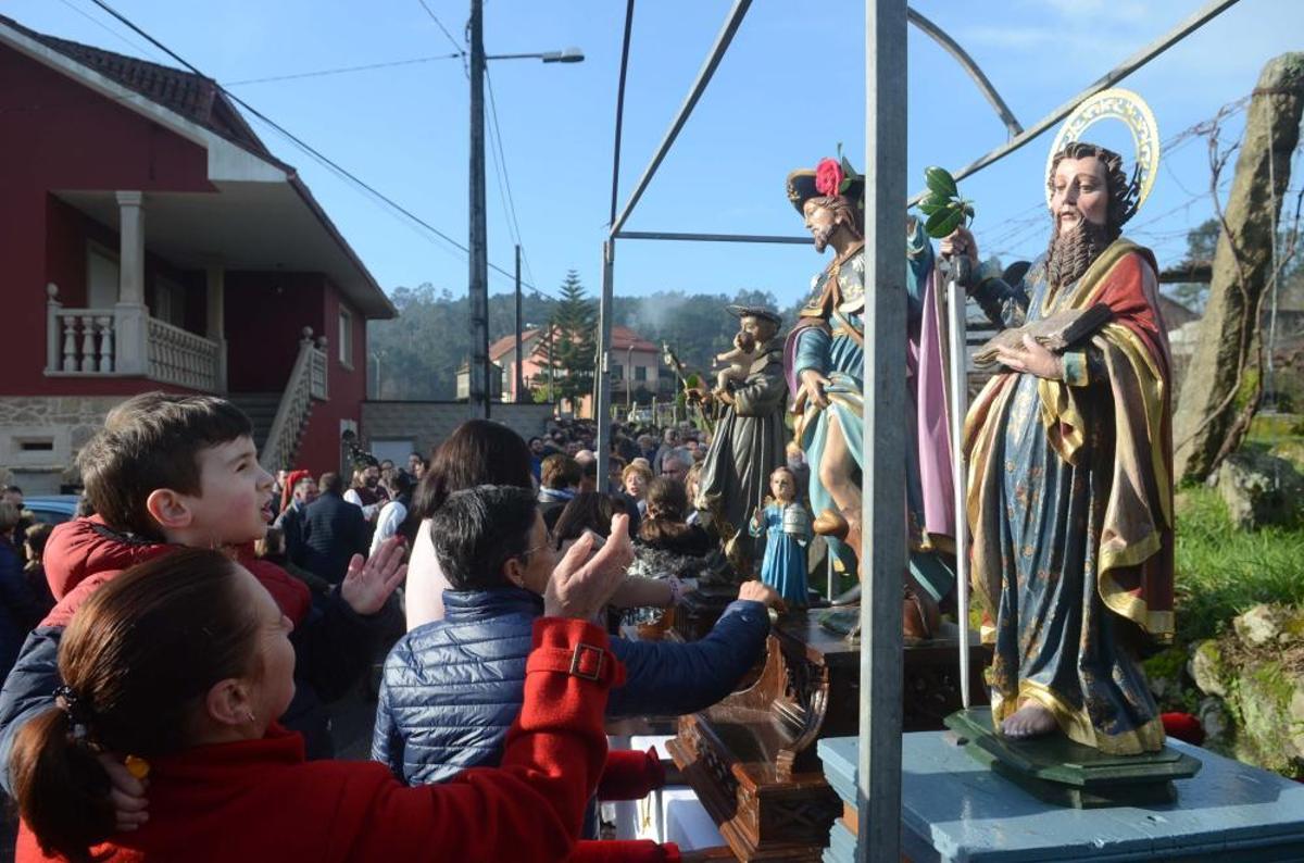 Los valgueses recorren la aldea con las ofrendas de la Candelaria y San Blas. Los valgueses recorren la aldea con las ofrendas de la Candelaria y San Blas.