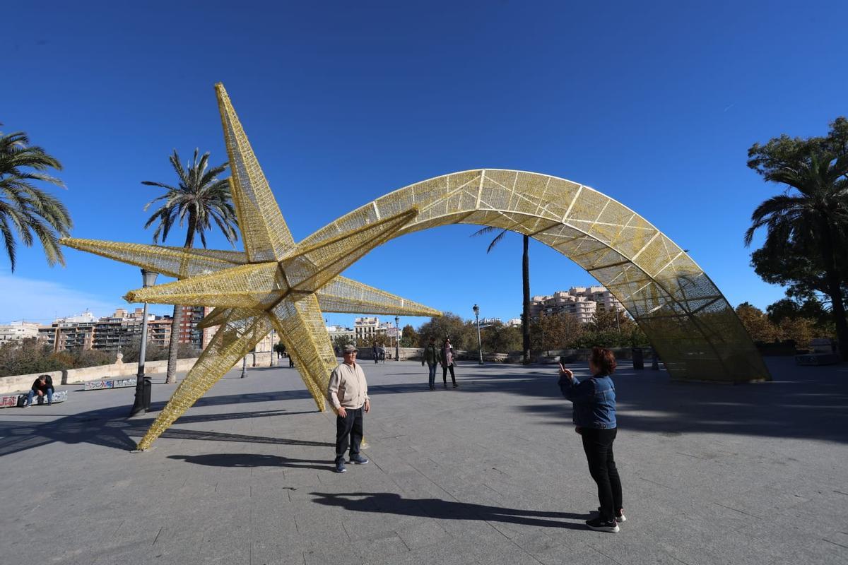 El cometa ya está instalado en la Plaza de la Crida, junto a las Torres de Serranos