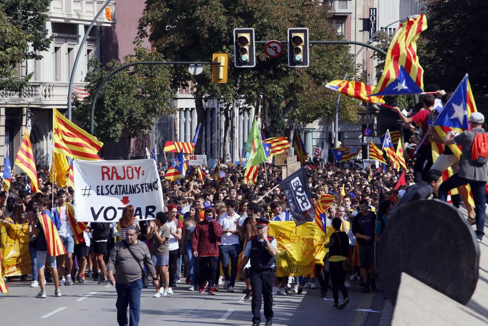 Manifestació d'estudiants universitaris i de secundària al centre de Girona