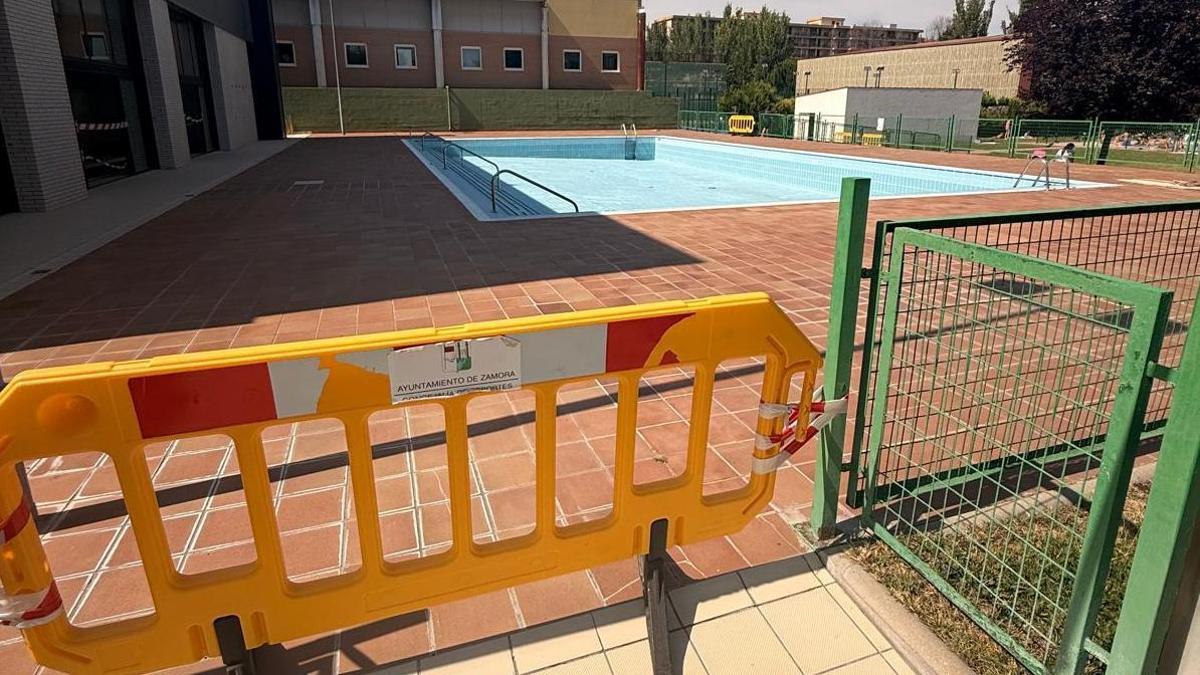 Piscina mediana de la Sindical, sin agua y con el acceso cerrado en lo que va de verano.