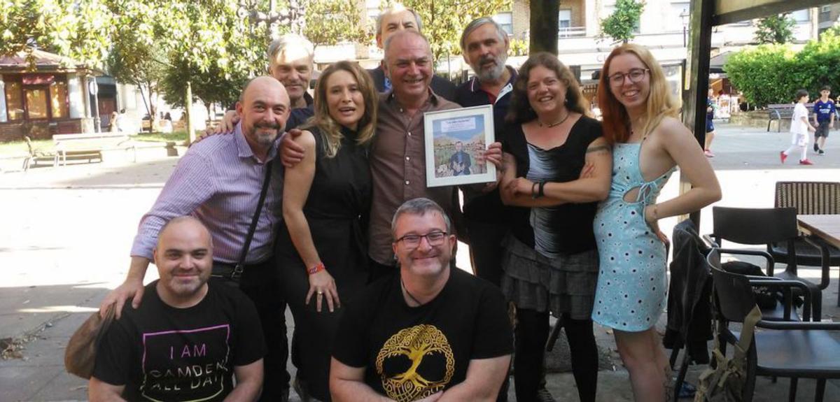 Xuan Bello, en el centro, junto a los miembros de la tertulia.