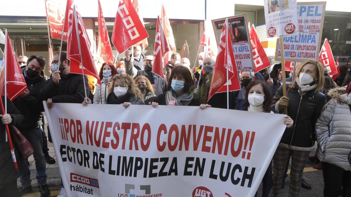 El sector de la limpieza se planta en Asturias: "Fuimos esenciales en la pandemia y ahora somos invisibles"