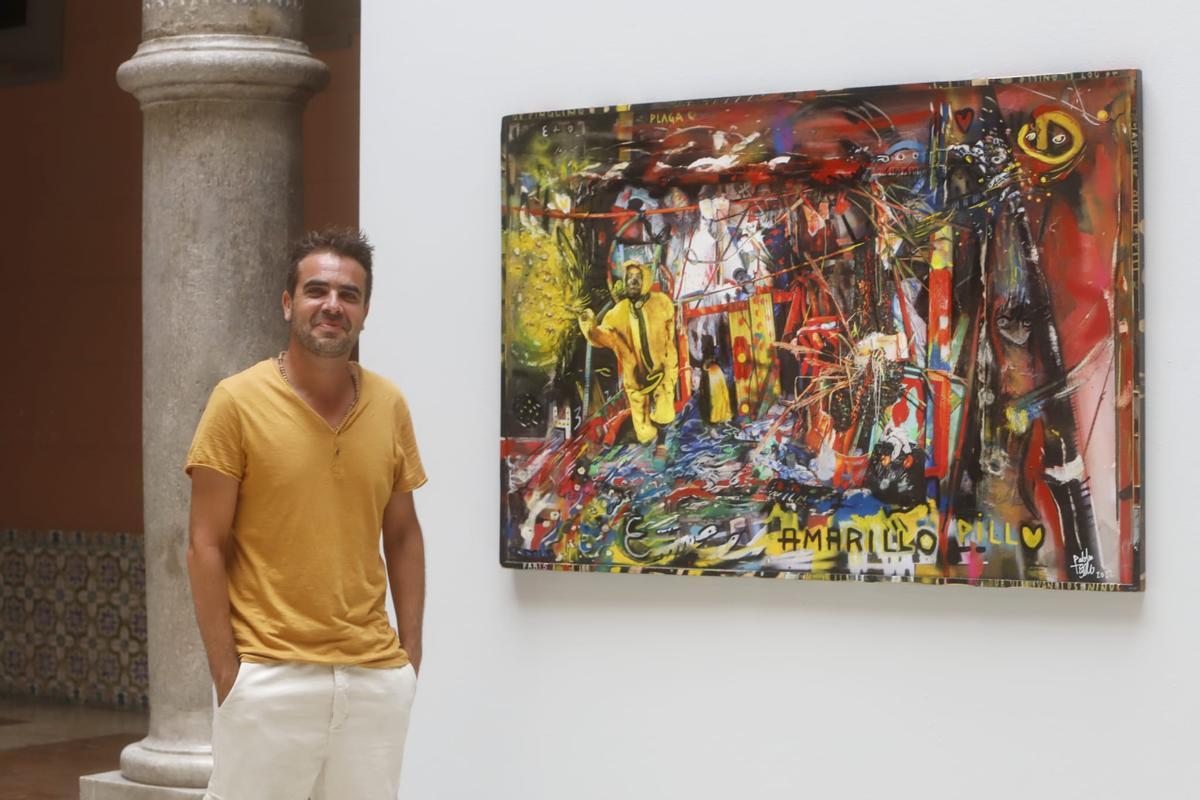 Pablo Tello, junto a su obra 'Amarillo que te pillo'