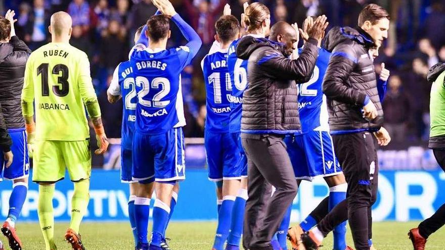 Seedorf y sus jugadores aplauden a la grada tras la victoria ante el Málaga.