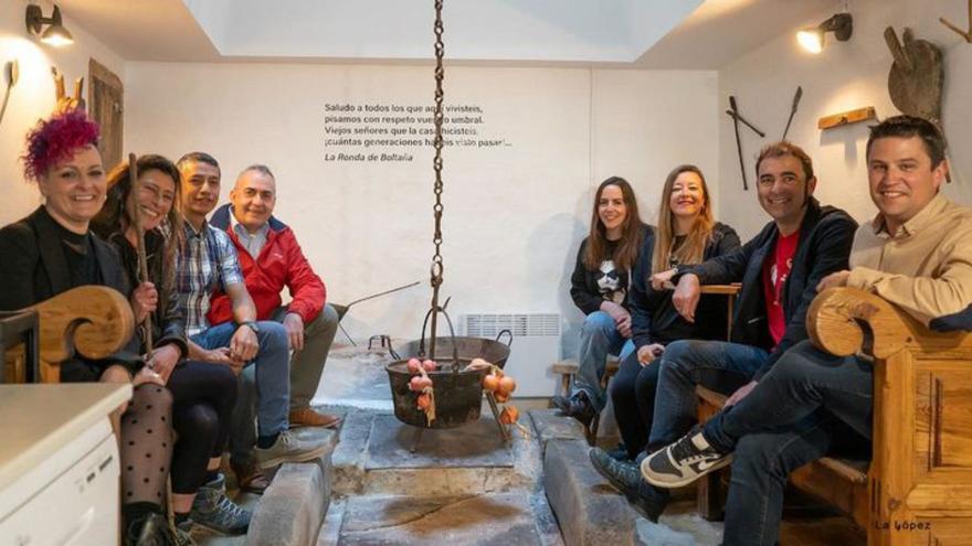 Uno de los varios posados en la inaguración de Casa García | CORRAL DE GARCÍA