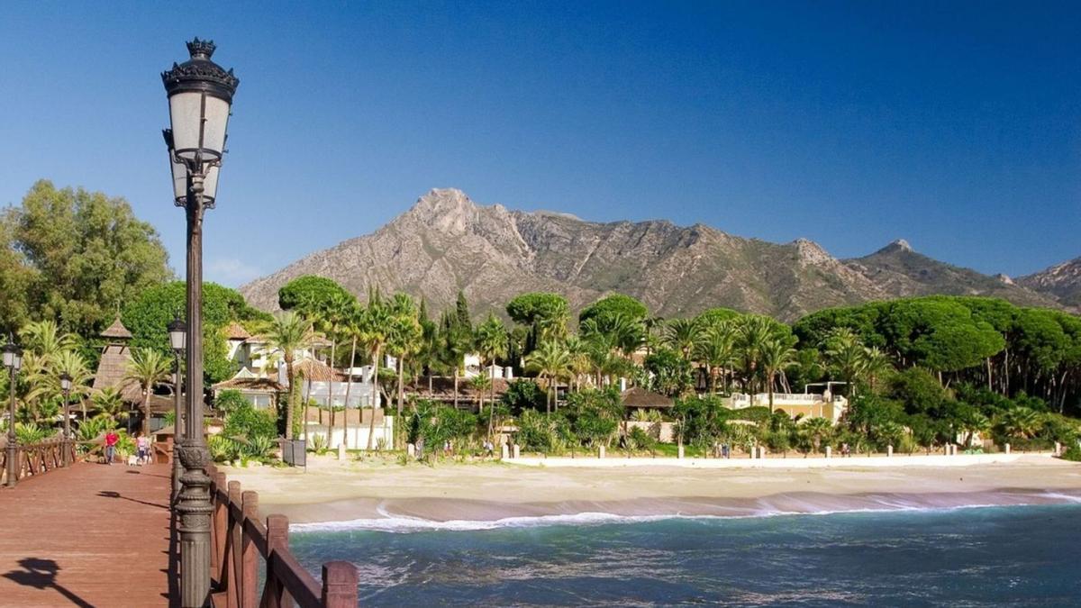 Uno de los pantalanes del litoral de Marbella, con la sierra Blanca al fondo.