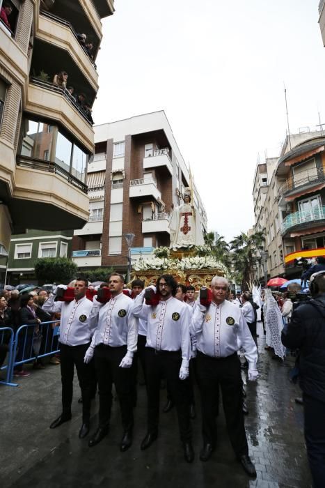 Pese a la fina lluvia que caía a primera hora de la mañana la procesión de Domingo de Resurección pudo celebrar el tradicional Encuentro en las cuatro esquinas