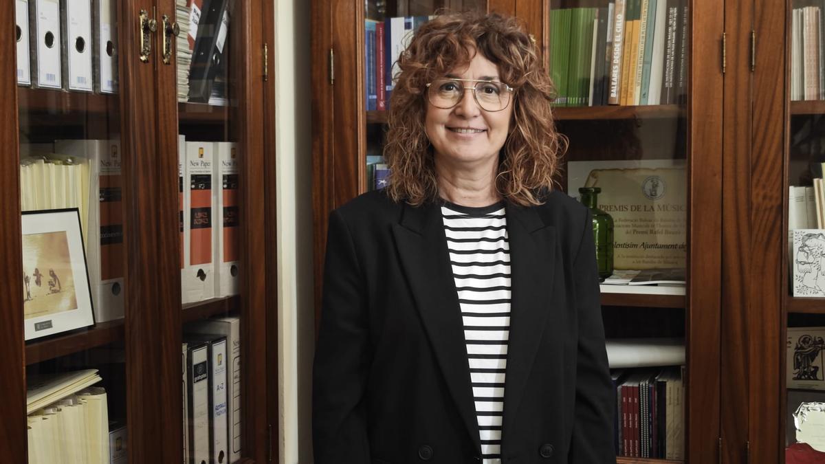 Xisca Mora posa para esta entrevista en el despacho de alcaldía.