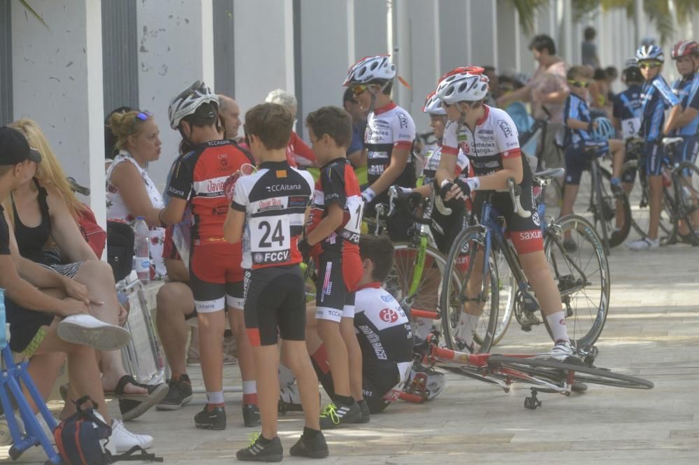 Las medallas que se entregaron a los ciclistas han sido elaboradas de manera artesanal por la ceramista Sol Pérez.