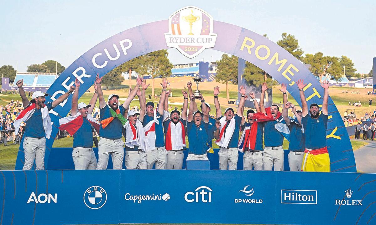 Los jugadores de Europa celebran el triunfo ante la selección de Estados Unidos. Europe's English captain, Luke Donald (C) lifts The Ryder Cup as he stands with his players at the presentation ceremony following the final day of play in the 44th Ryder Cup at the Marco Simone Golf and Country Club in Rome on October 1, 2023. Tommy Fleetwood clinched the crucial half-point as Europe regained the Ryder Cup from a battling United States on Sunday, taking an unassailable lead despite a blistering American singles charge. (Photo by Paul ELLIS / AFP)
