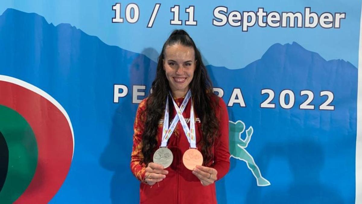 Carmen Avilés, con las medallas conquistadas en Pescara.