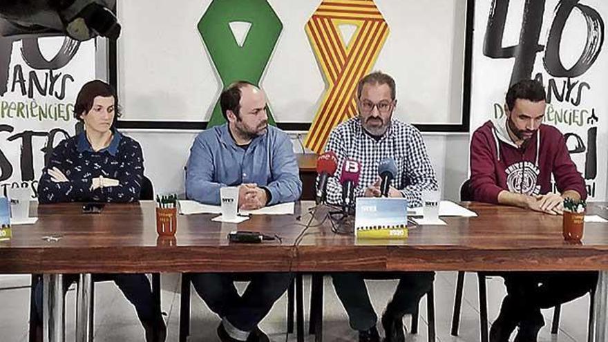 El secretario general del STEI, Miquel Gelabert (con gafas), ayer con otros miembros del sindicato.