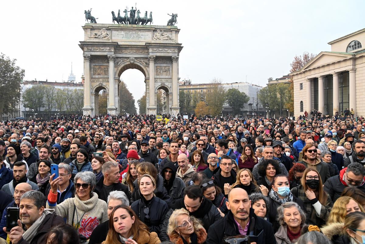 Multitudinaria protesta contra la vacunación anticovid en Milán, este sábado.