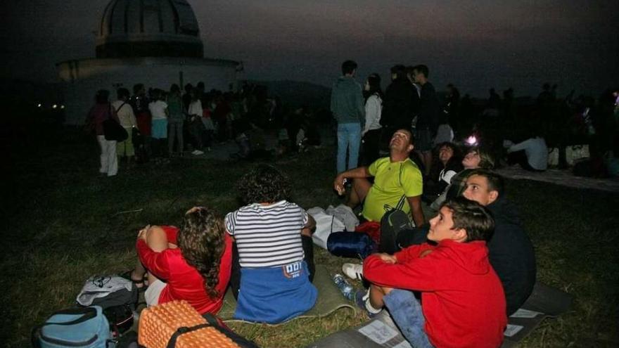Observación de las Perseidas, en la noche del viernes en el observatorio de Forcarei. // Bernabé / Luismy