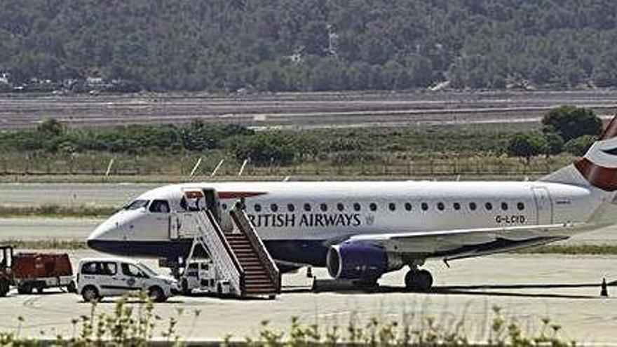 Un avión de British Airways en la pista del aeropuerto de Ibiza.
