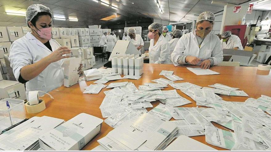 Varias operarias empaquetan las mascarillas producidas previamente en Airnatech, localizada en la capital de la Plana.