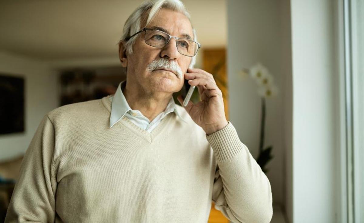 Un hombre hablando por teléfono