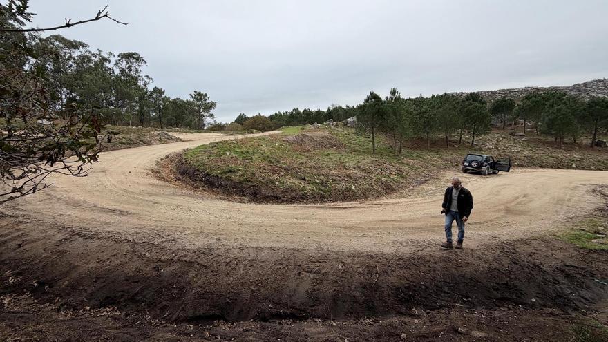 El concejal de Urbanismo e Medio Ambiente, Antón Iglesias, visitando la actuación.