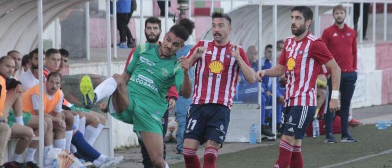 Rosillo y Jesús Varela en un partido anterior ante la UD Ourense. |  // SANTOS ÁLVAREZ