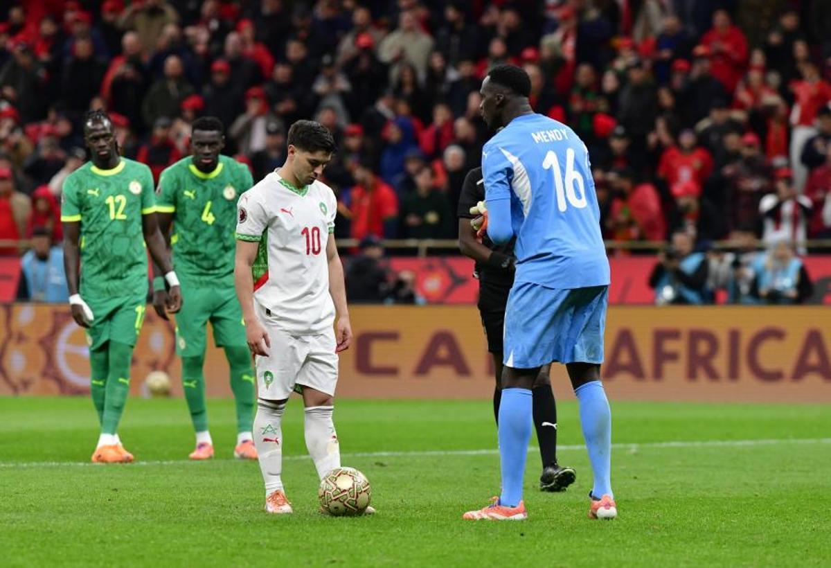 Brahim Díaz se alista para cobrar un penal durante la final de la AFCON entre Senegal y Marruecos