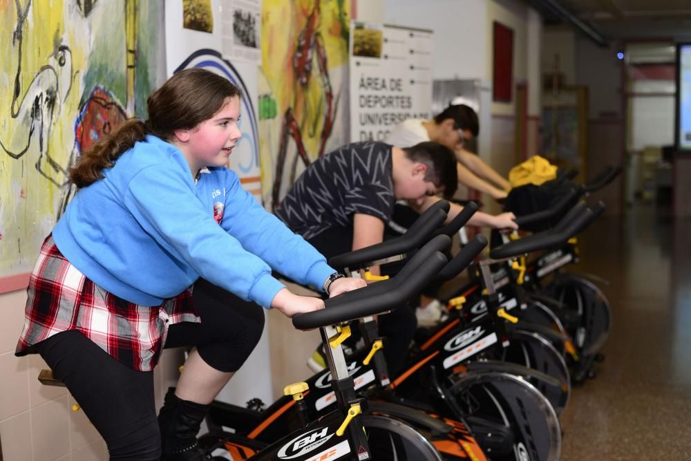 El instituto cambrés David Buján conmemora el día escolar de la no violencia y la paz con una pedalada virtual con la que pretende acompañar en su camino a los refugiados sirios en su búsqueda de un futuro.