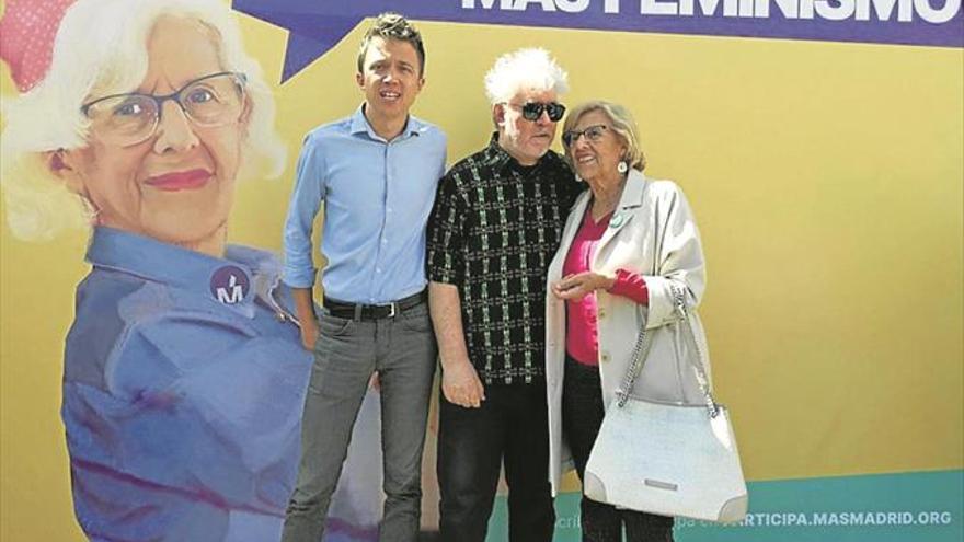Pedro Almodóvar exhibe su apoyo a Carmena