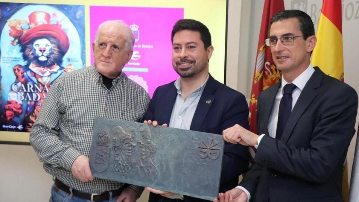 El escultor Estanislao García Olivares; Casablanca, concejal de Ferias y Fiestas y Fernando Planelles, director territorial de Ibercaja, posan con la placa.