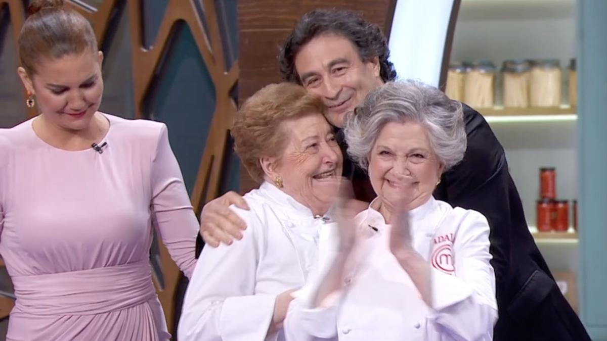 Pepe Rodríguez abraza a Aurelia en MasterChef Celebrity.