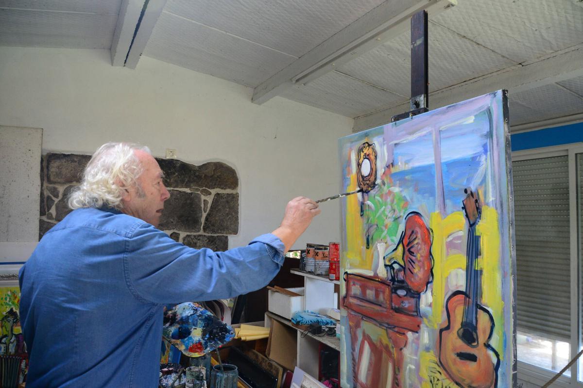 El pintor José María Barreiro en su casa-estudio de Bueu