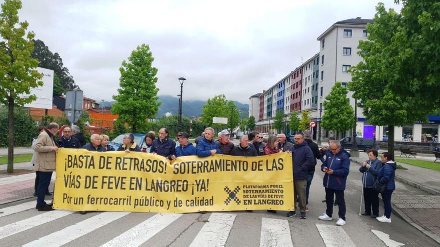 Nueva protesta de la plataforma por el soterramiento de Langreo | LNE