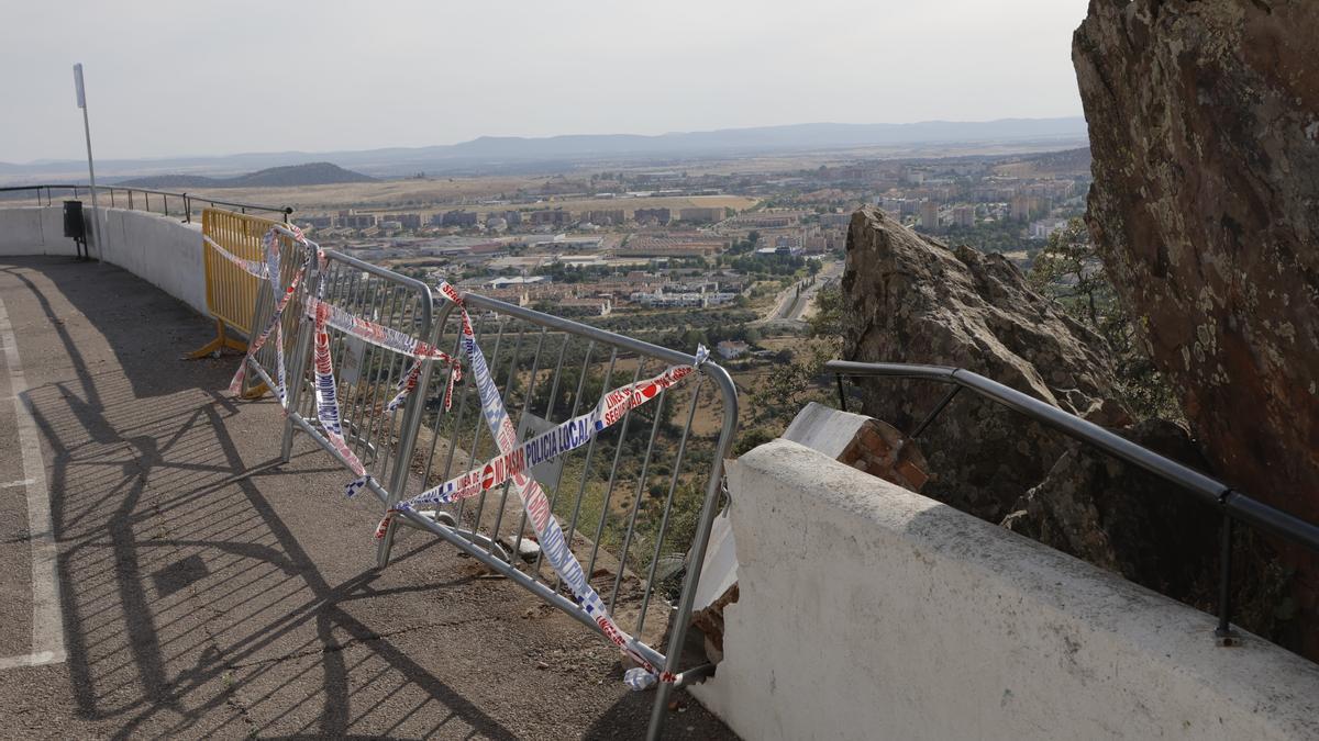 La parte del muro está vallada.