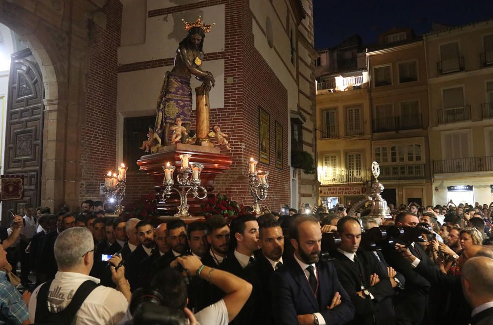 La imagen del Señor es trasladada en unas andas acompañado de la Banda de Zamarrilla, de cara a la procesión extraordinaria de este sábado