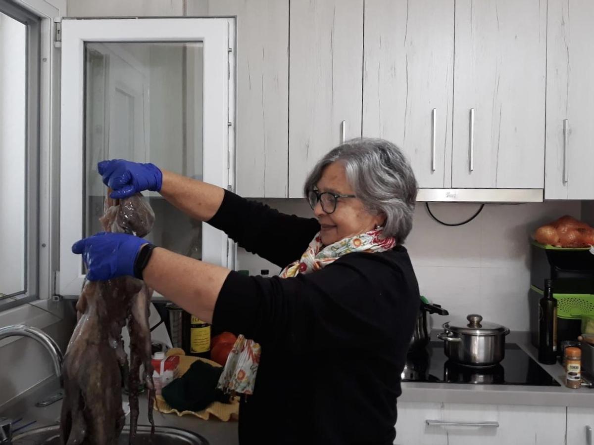 Carmen prepara unos pulpos para la cena de Navidad. EPE