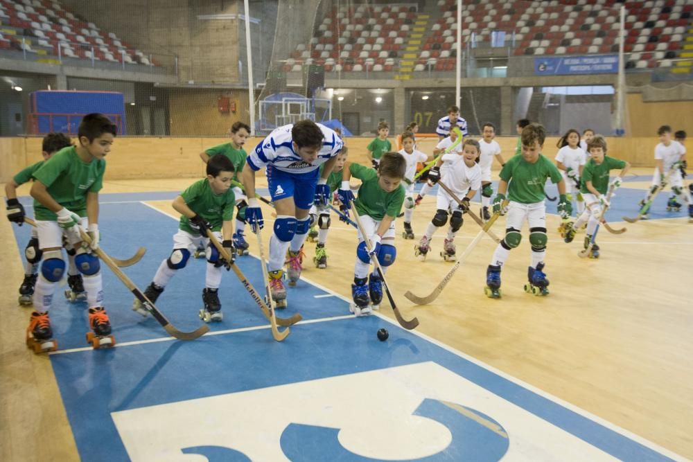 El equipo de hockey sobre patines presenta en el Palacio de los Deportes de Riazor las equipaciones para la temporada. La primera seguirá siendo verdiblanca y la segunda, blanquiazul como la del Dépor