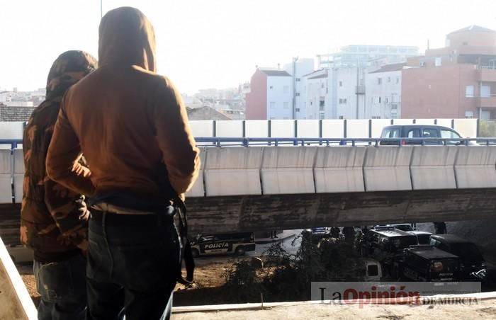 Tensión en San Pío X durante el desalojo de okupas en un edificio abandonado