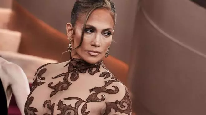 Jennifer López siempre lleva el mismo vestido en las alfombras rojas (y los Globos de Oro 2026 lo confirman)