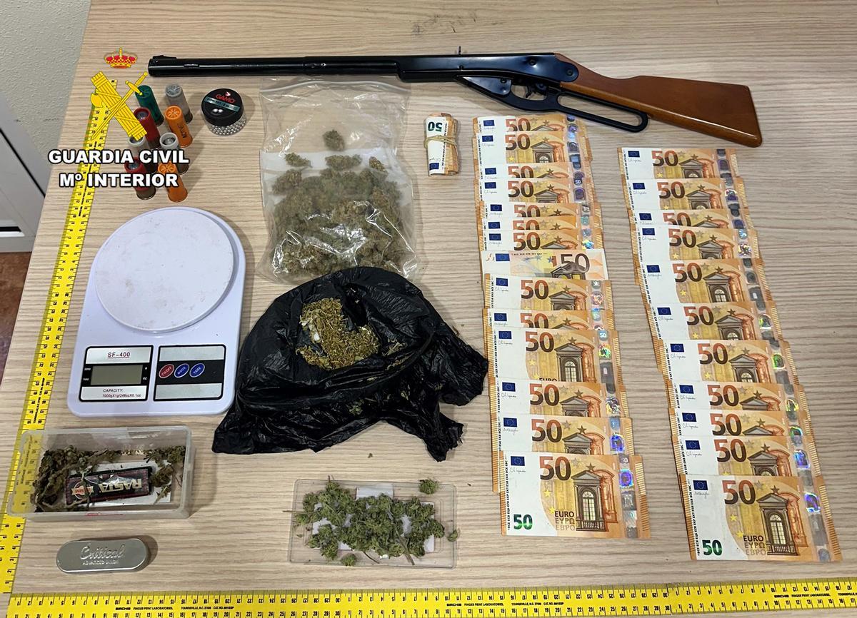 Durante la operación también se incautó una escopeta de aire comprimido y dinero en efectivo