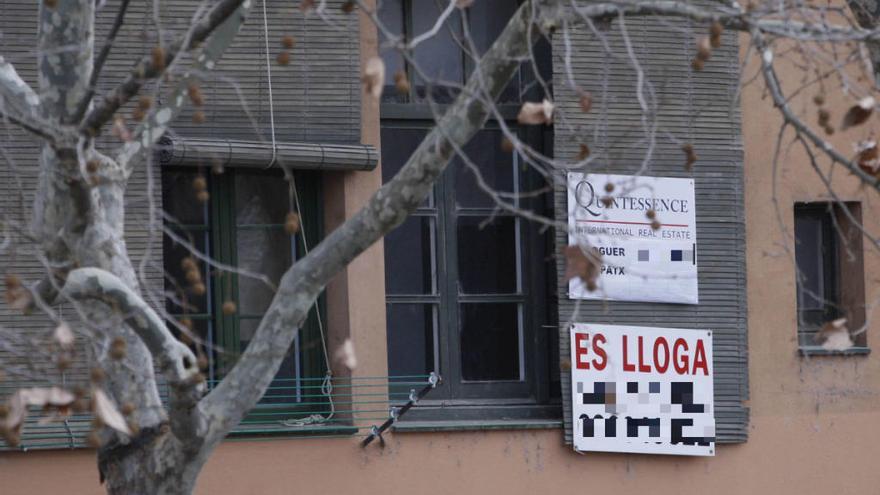 Cartell d&#039;un pis de lloguer, a la façana d&#039;un edifici de Girona