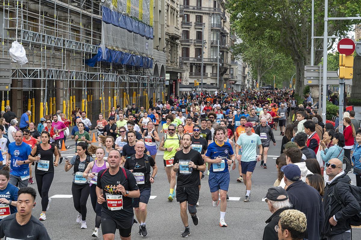 Los participantes recorren la Gran Vía a la altura de Passeig de Gràcia durante la 44 edición de la Cursa de El Corte Inglés